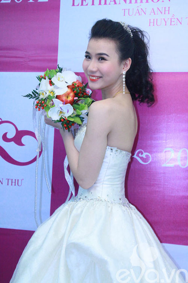 Tháng tư, showbiz Việt đón hạnh phúc cùng chân dài Huyền Thư. Cô tự tin diện váy cưới corset ôm sát cơ thể, khoe những đường cong gợi cảm.